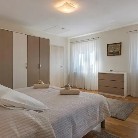 Appartement Four Bedroom In *